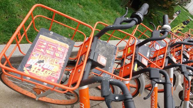 小廣告遮擋太陽(yáng)能電池板 大量共享單車變“僵尸車”